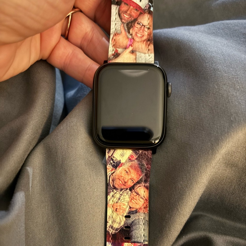 Series 4 44mm Apple Watch. Does not come with original band.
